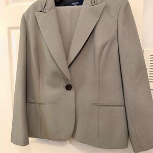 Jones New York woman’s career suit, blazer , pants gray size 18 free shipping